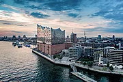 Hamburgs Hafenkulisse mit der Elbphilharmonie