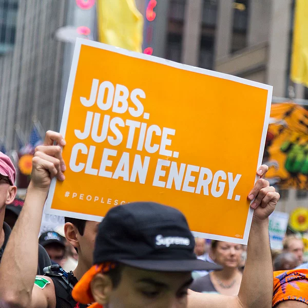 Teilnehmende einer Demo fordern Arbeitsplätze, Gerechtigkeit und saubere Energie